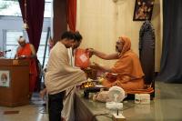 HH Swamiji felicitates the Bengaluru Math Renovation team